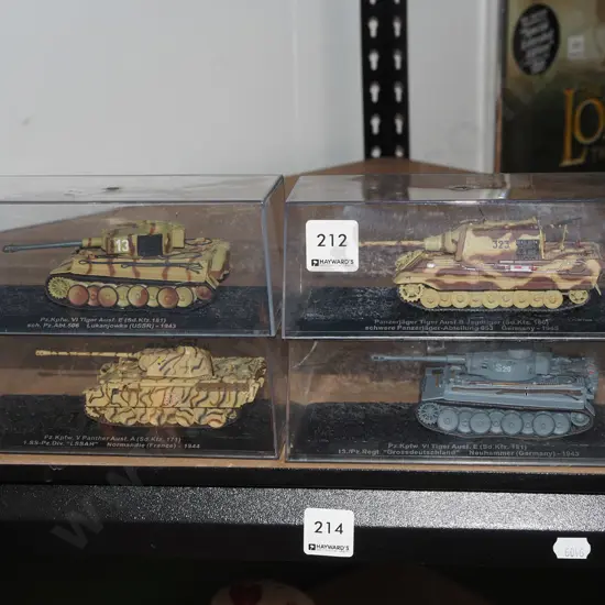 4x model tanks in plastic cases
