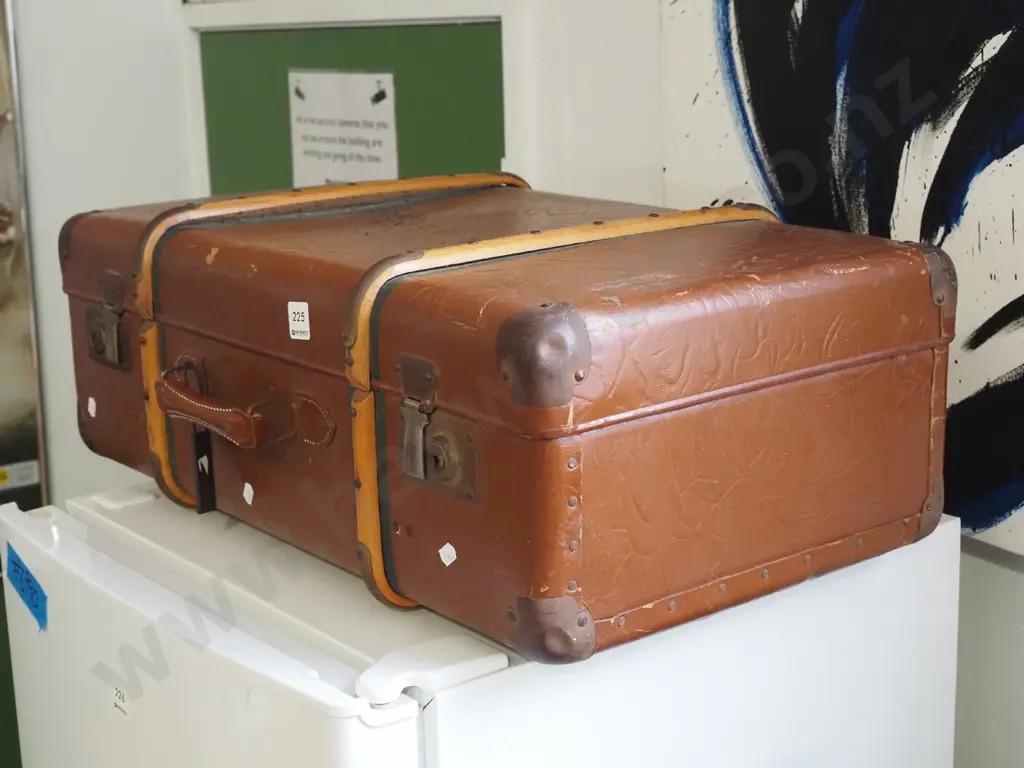 small vintage suitcase Image 1++
