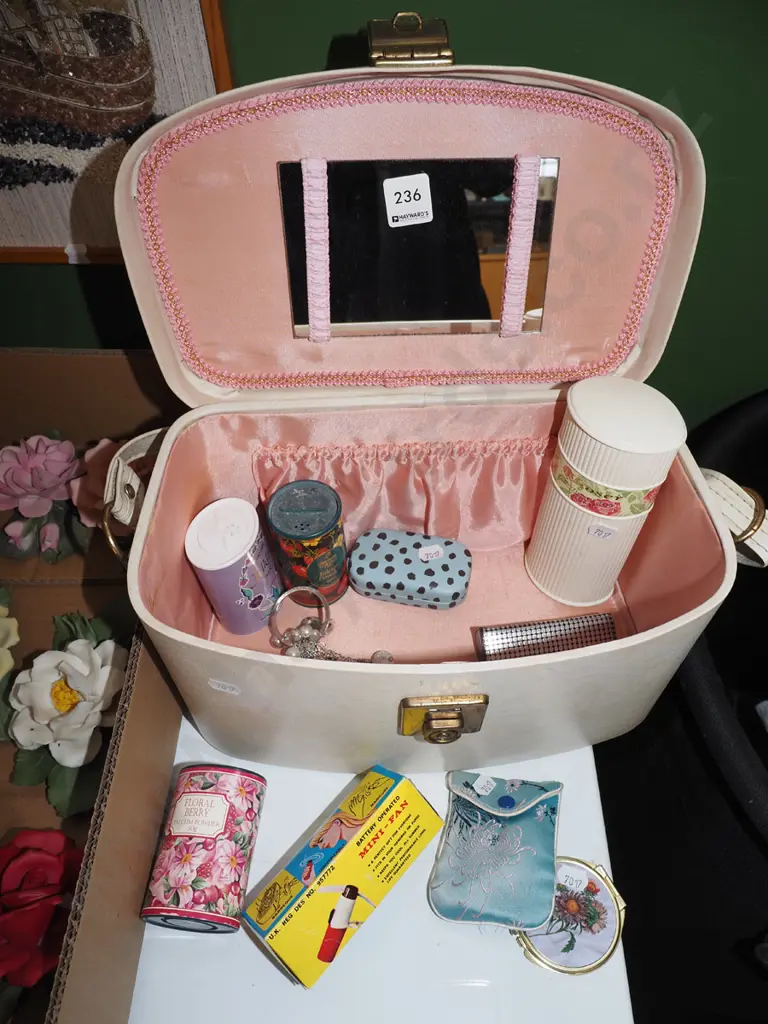 makeup case and contents; brushes etc Image 1++