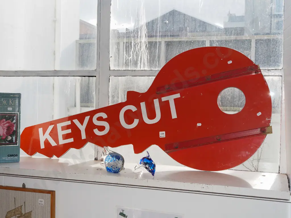 large key cut key shaped sign H122 Image 1++