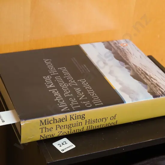 illustrated of Michael King Penguin History of New Zealand Illustrated