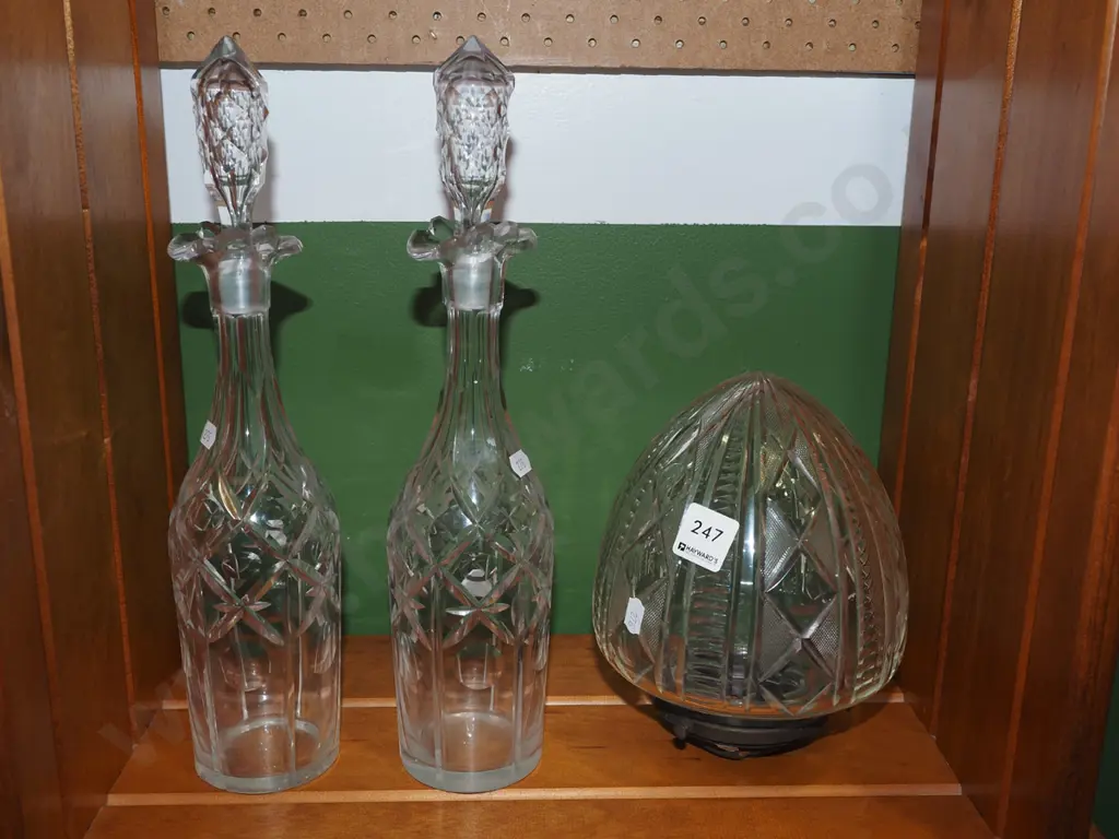 2x crystal decanters, cut crystal light shade Image 1++