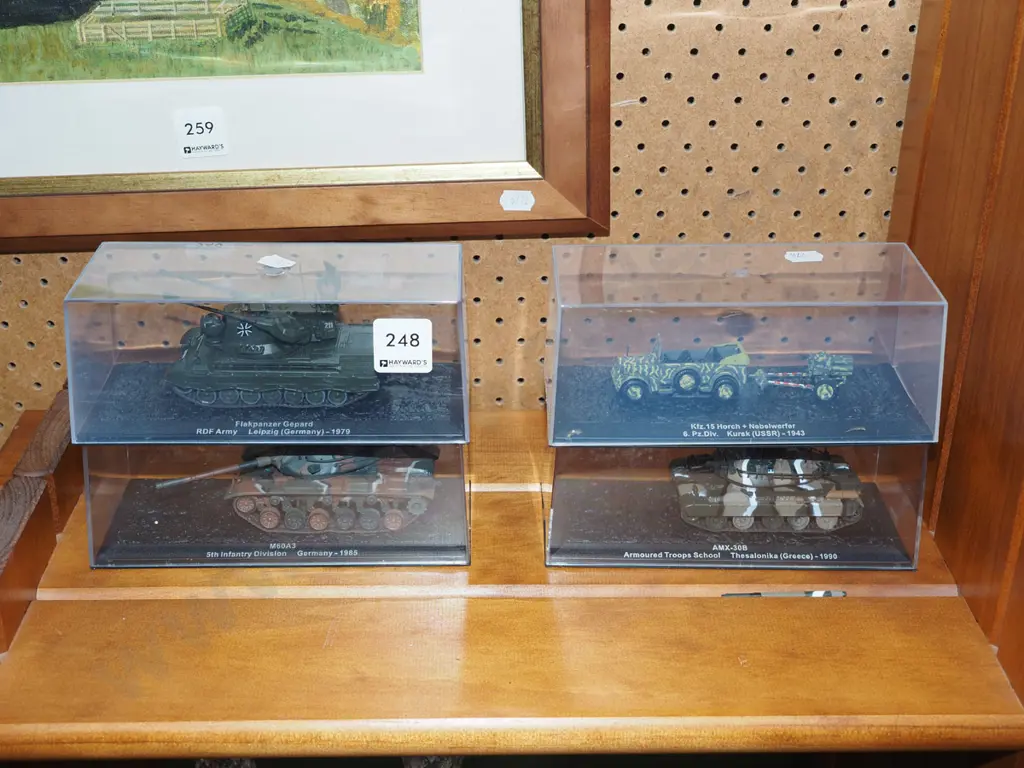 4x model tanks in plastic cases Image 1++