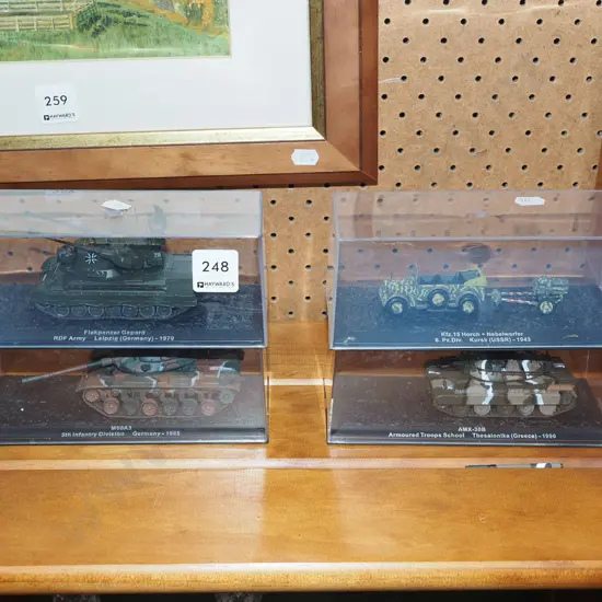 4x model tanks in plastic cases