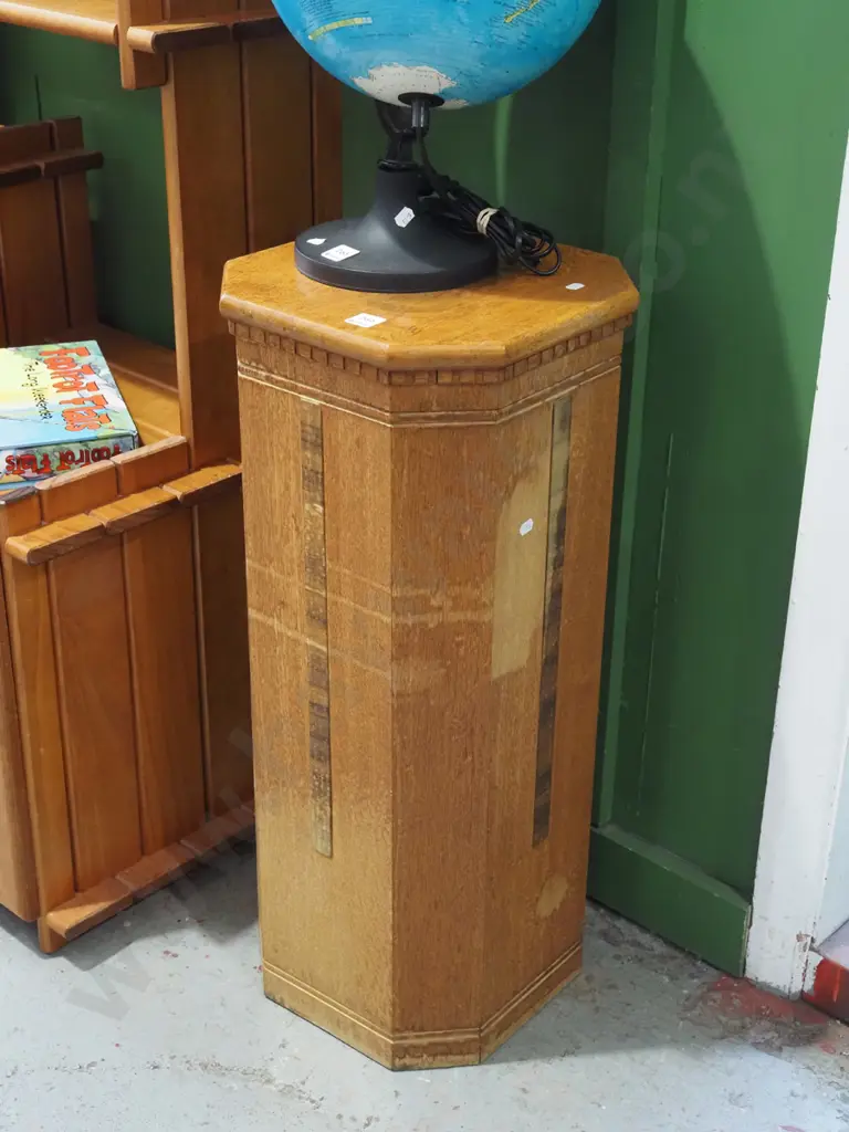 oak ecclesiastical stand - some damage to varnish H760 Image 1++