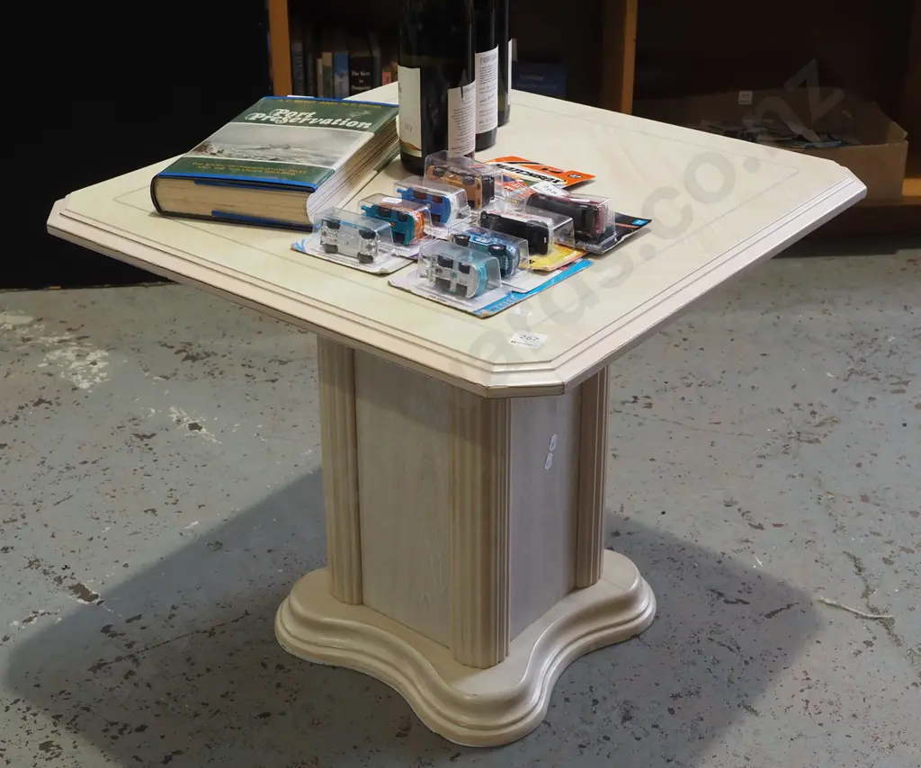 1980s style square end table H520 D610 W600 Image 1++