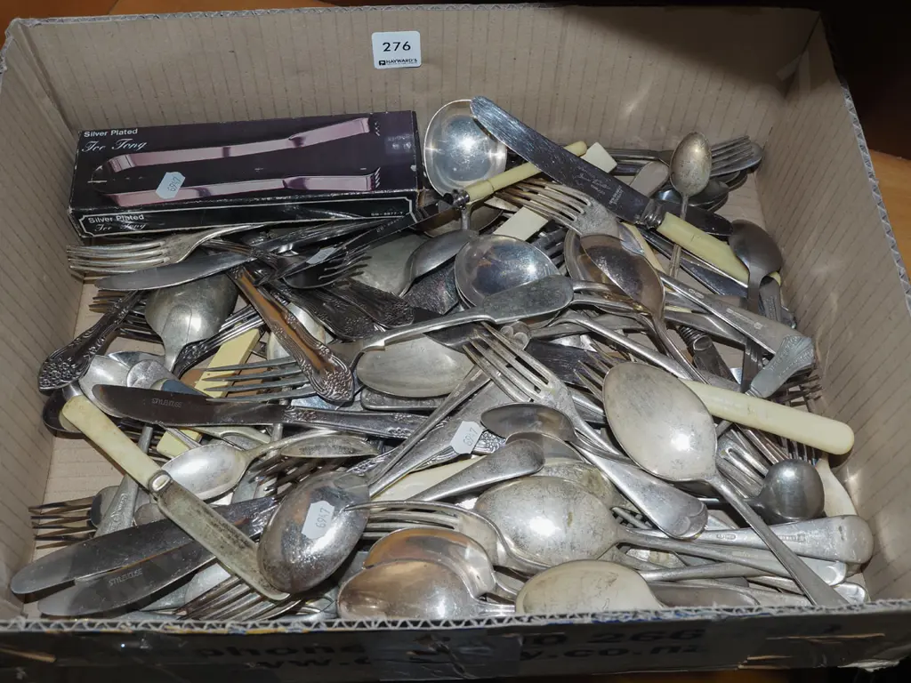 box of cutlery Image 1++