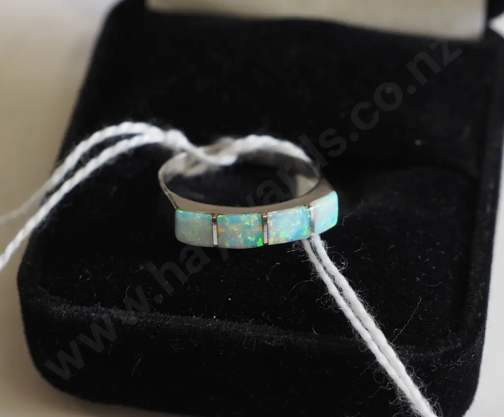 sterling silver opal ring 1.2gms Image 1++