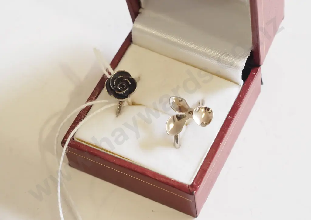 2x sterling silver flower themed rings 4gm Image 1++