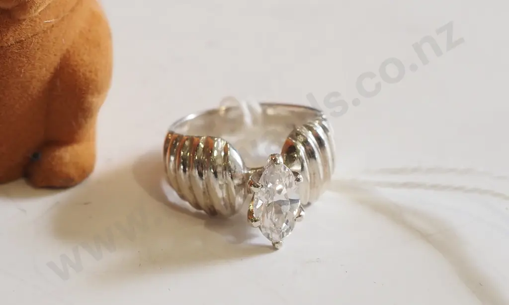 sterling silver clear stone ring 5gms Image 1++