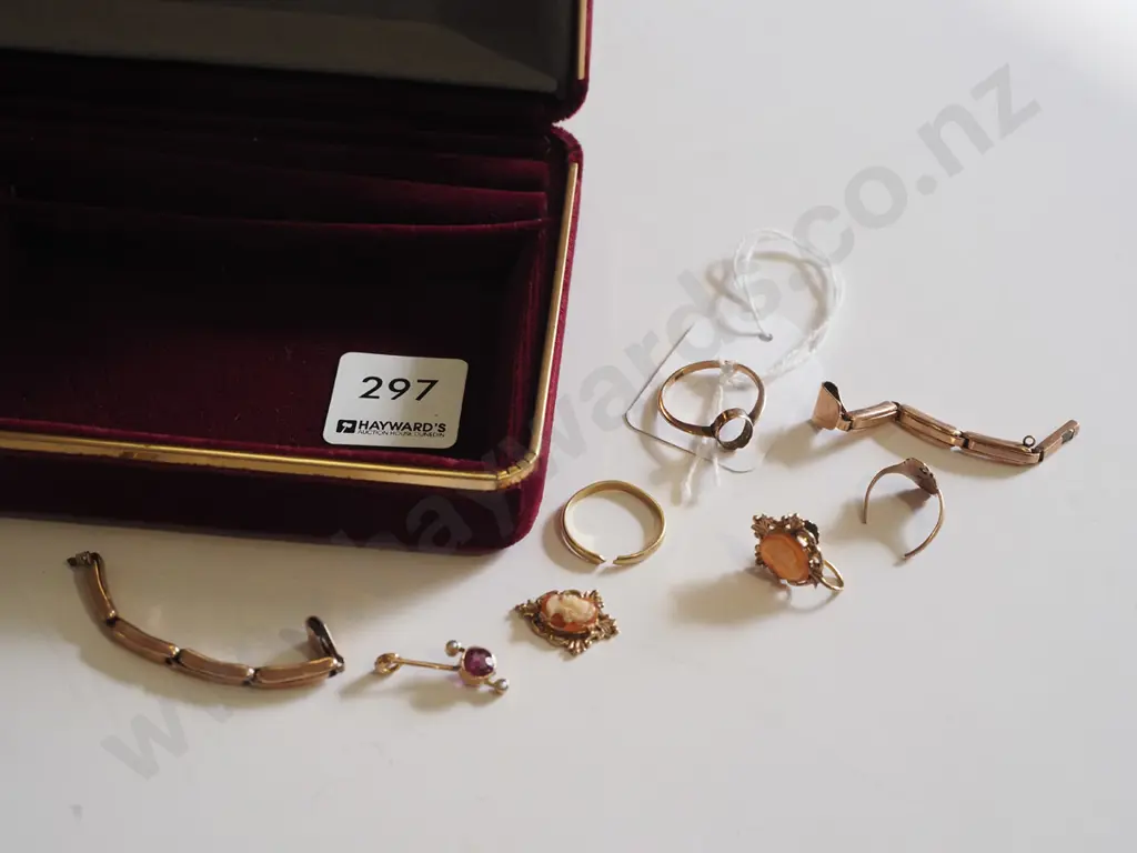 scrap gold 9ct signet ring, 18ct wedding ring 1.3gms, watch strap rose gold. Total weight 12gms Image 1++