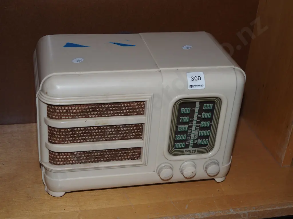 vintage Philco mantle radio - wiring needs attention  Image 1++