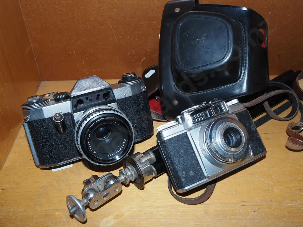 2x 35mm cameras & tripod - AF - some missing parts Image 1++