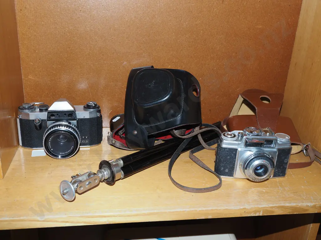 2x 35mm cameras & tripod - AF - some missing parts Image 1++
