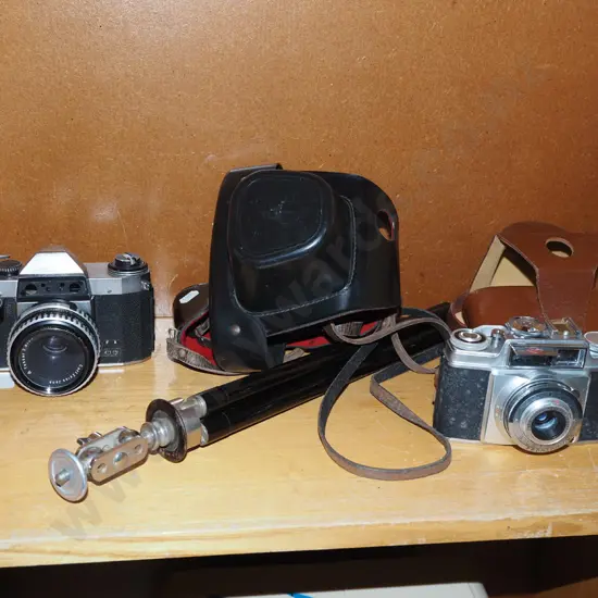 2x 35mm cameras & tripod - AF - some missing parts