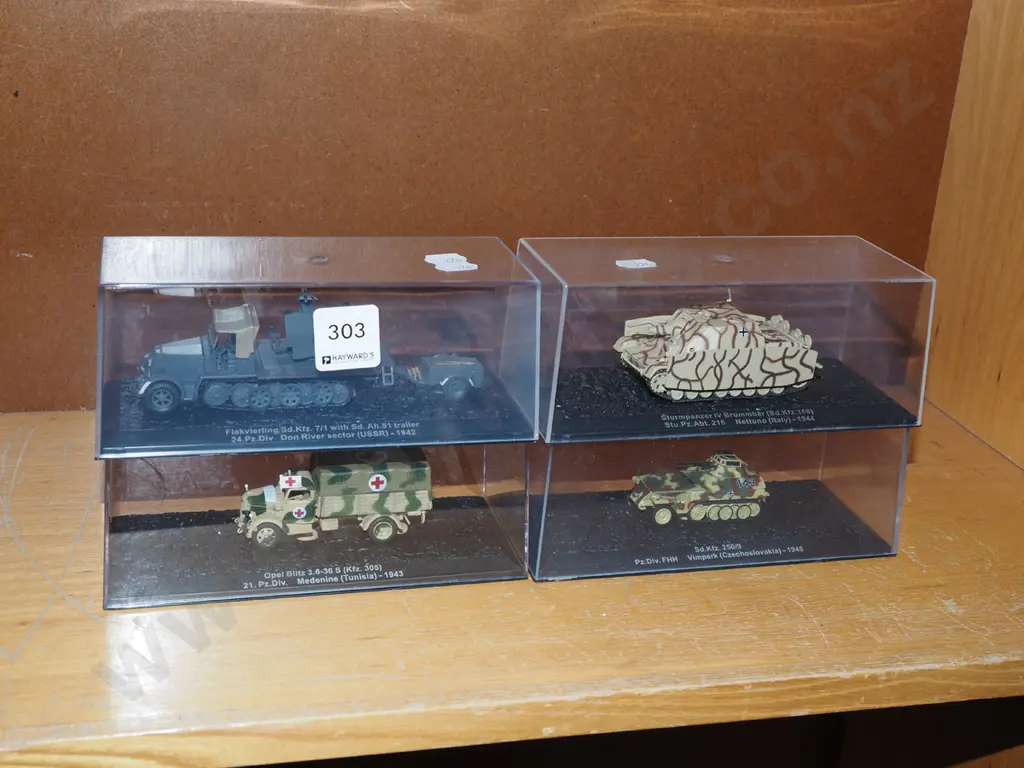 4x model tanks in plastic cases Image 1++