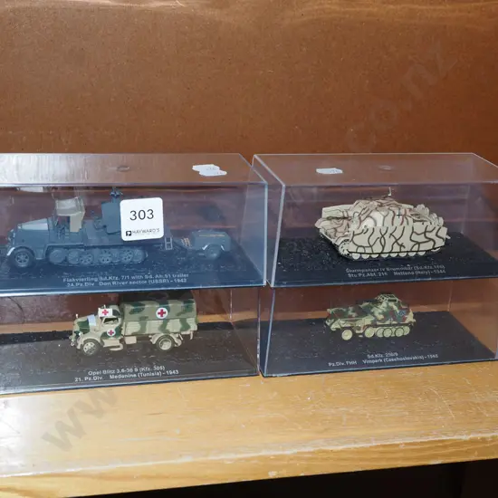 4x model tanks in plastic cases