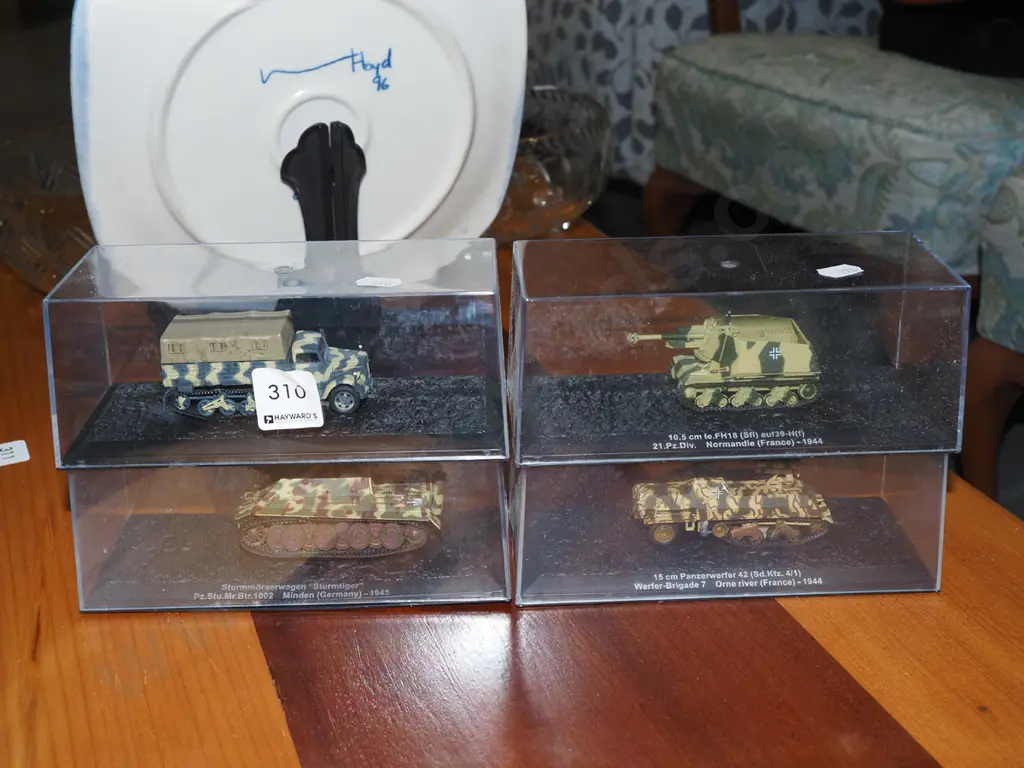 4x model tanks in plastic cases Image 1++