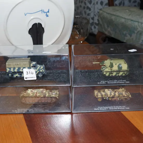 4x model tanks in plastic cases