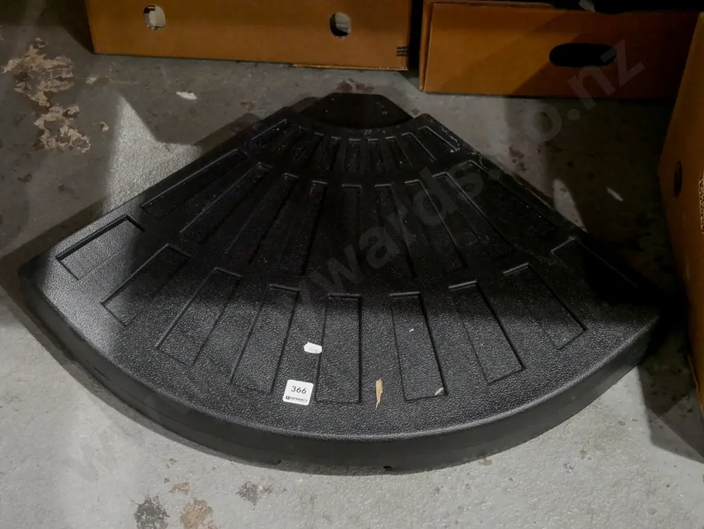 plastic pie shaped stepping stone L500 Image 1++