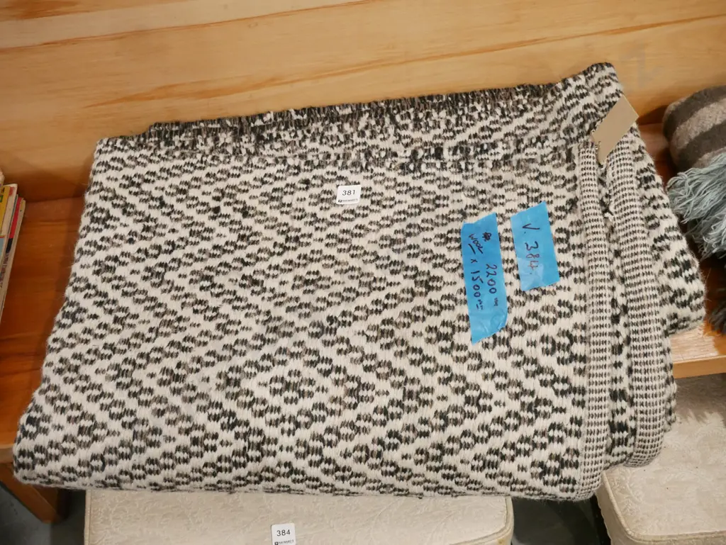 large checked woollen floor mat L1500 W2200 Image 1++
