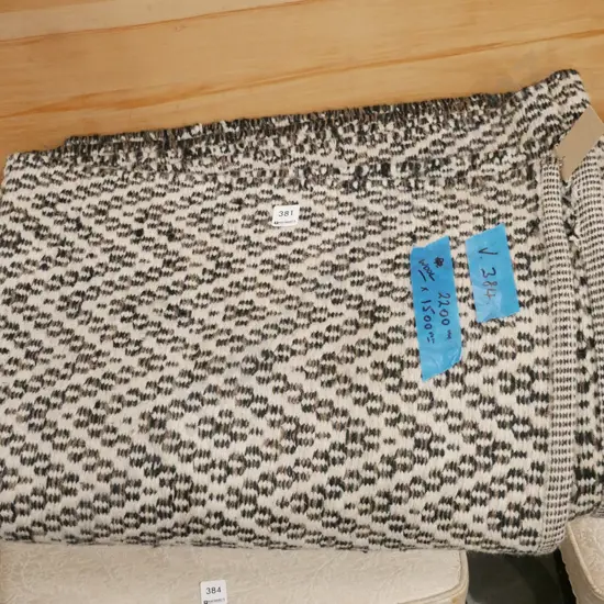 large checked woollen floor mat L1500 W2200