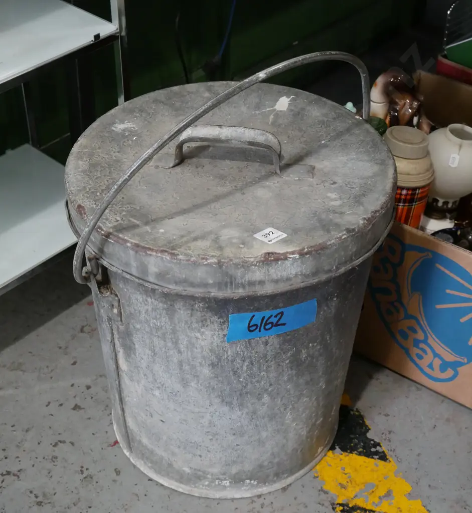 galvanised lidded ash can Image 1++