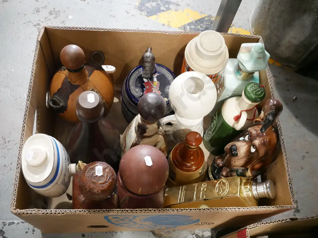 box; novelty bottles, decanters Image 1++