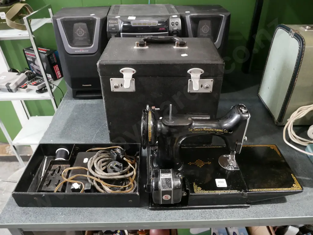 Singer Featherweight 221 table top sewing machine - wiring needs attetion Image 1++