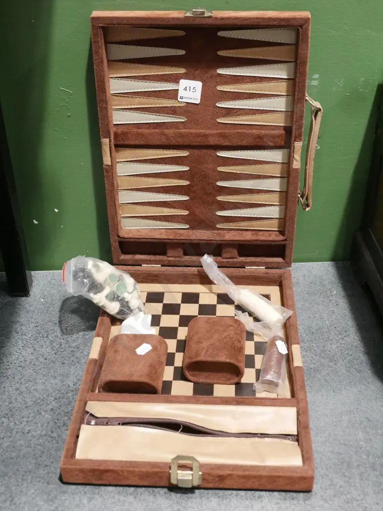 backgammon and chess travel set Image 1++