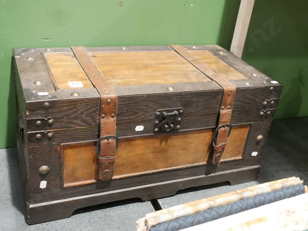 small wood and vinyl chest H270 W555 D280 Image 1++