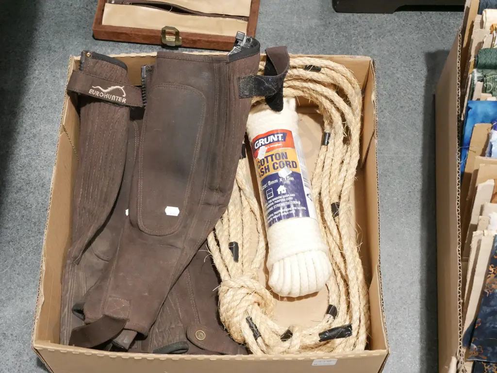 box; equestrian size M gaiters, cotton sash board, rope Image 1++