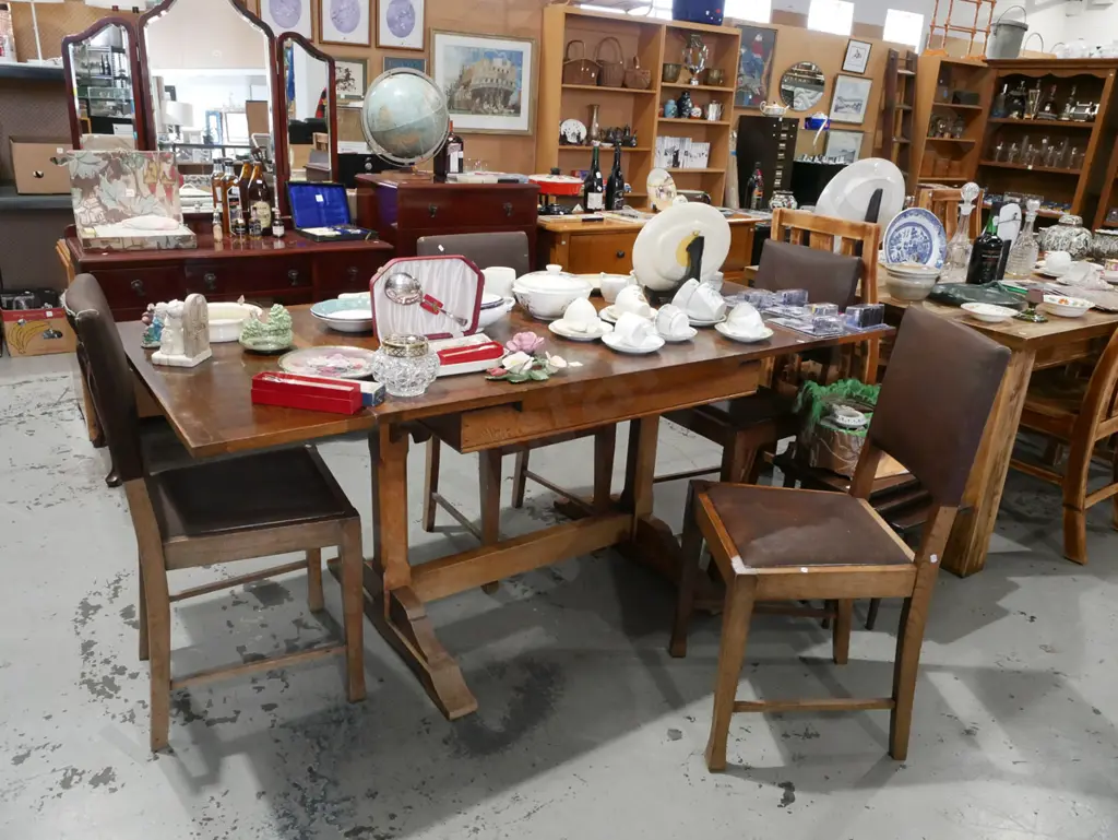 oak extending dining table with 4 vinyl chairs H760 W1830 D840 Image 1++
