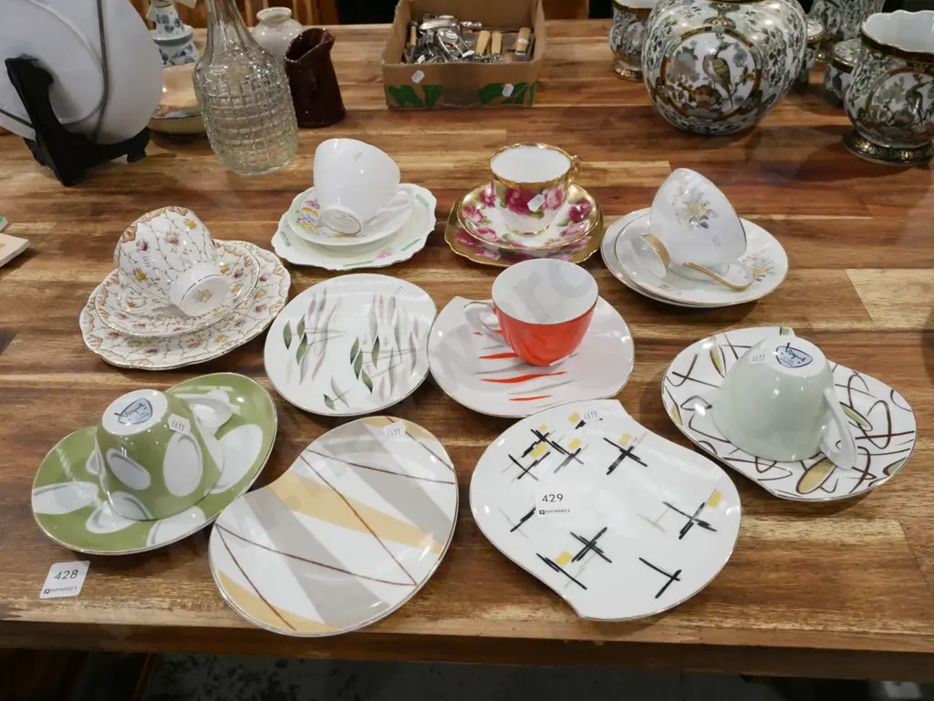 4x trios, various cups and saucers Image 1++