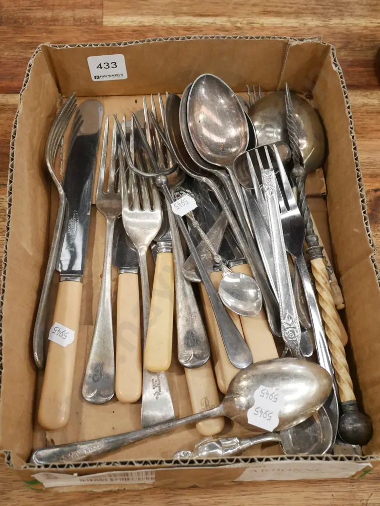 box of cutlery Image 1++