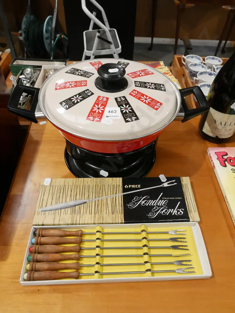 retro fondue pot Image 1++