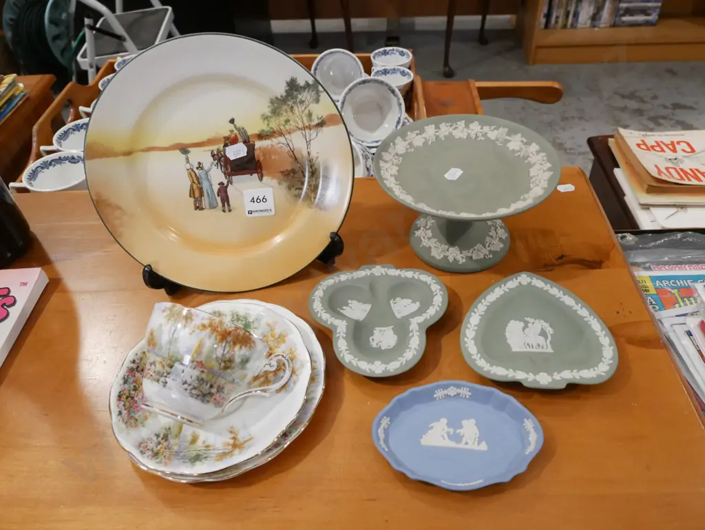 coaching days plate, jasper ware items, trio Image 1++