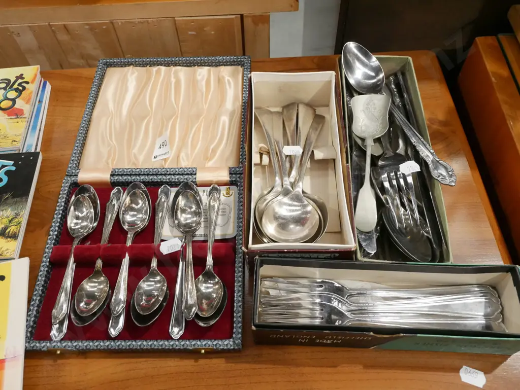 cutlery; forks, teaspoons, spoons Image 1++