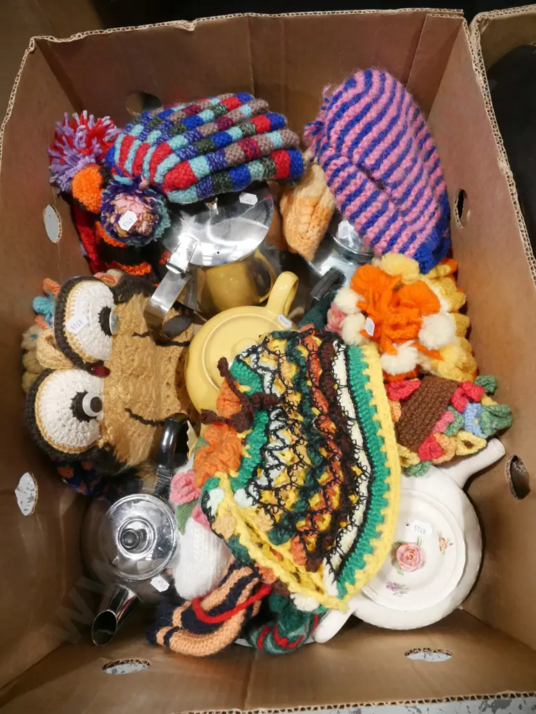 box; teapots, tea cosies Image 1++