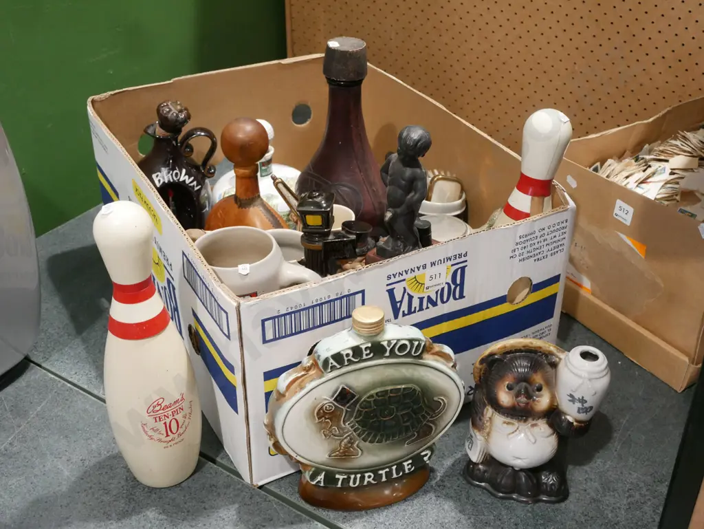 box; novelty decanters, clothes brush, beer steins etc Image 1++