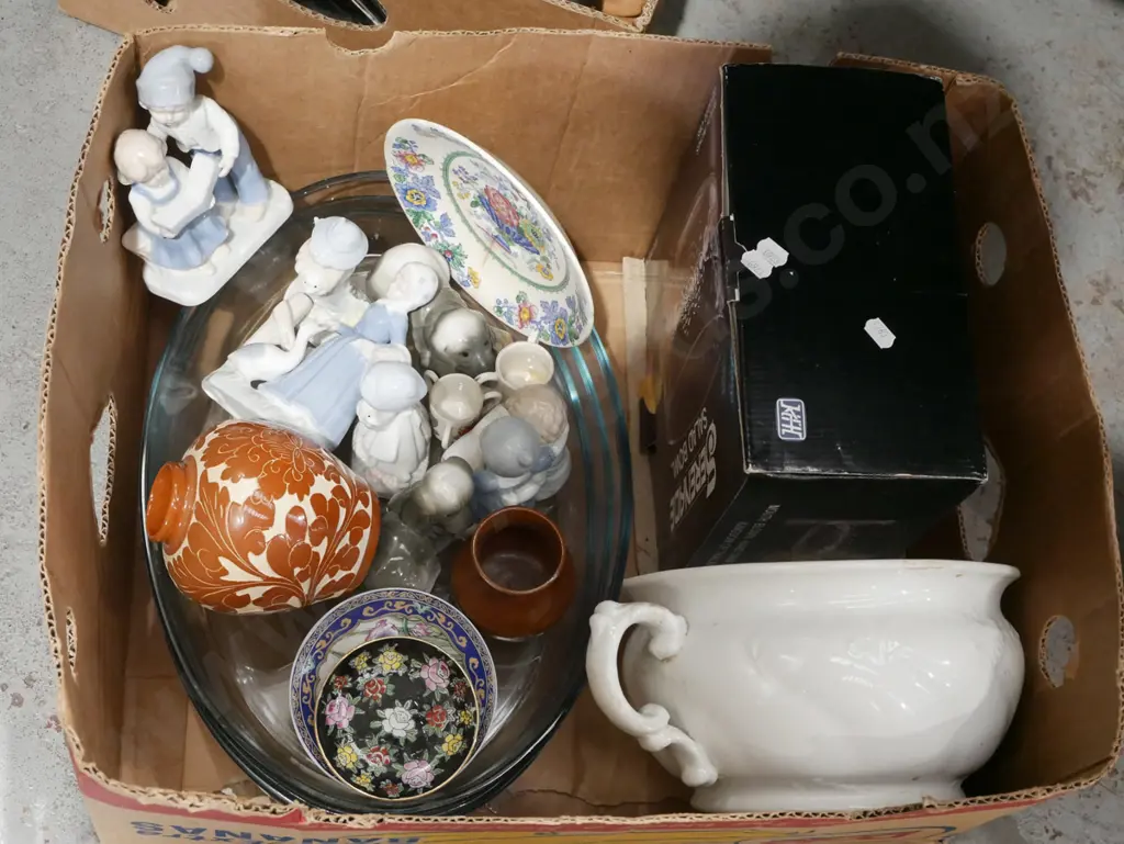 box; pyrex dishes, chamber pot etc Image 1++