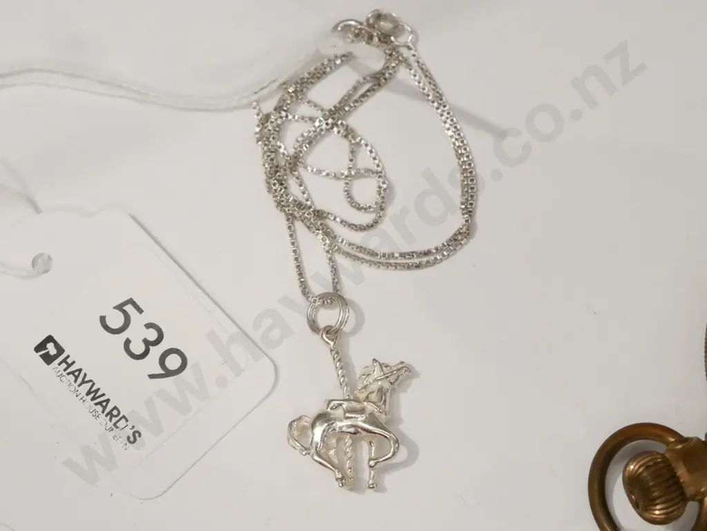 sterling silver carousel horse necklace 6gms Image 1++