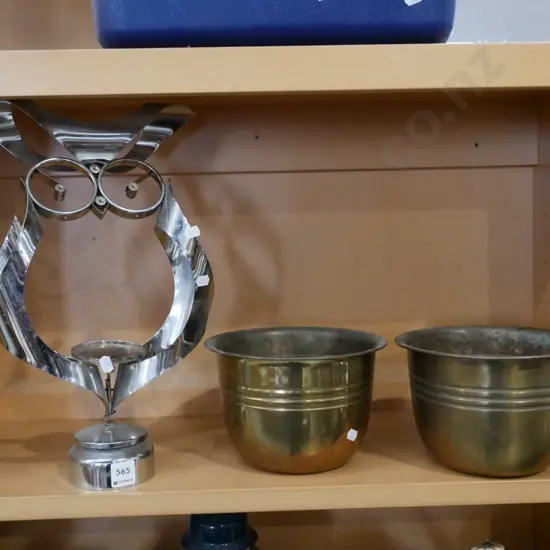 2x brass jardinieres & metal owl figurine H410