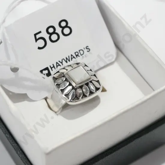 sterling silver mother of pearl ring 8gms