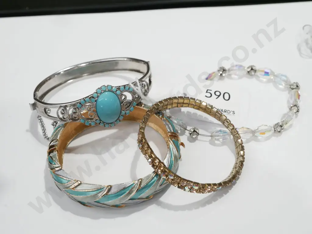 4x costume jewellery bracelets Image 1++