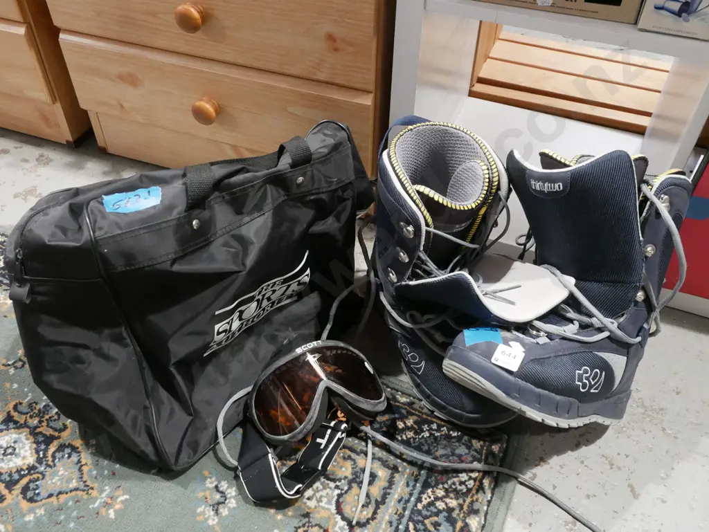 size UK 9 US 10 snowboard boots and bag Image 1++