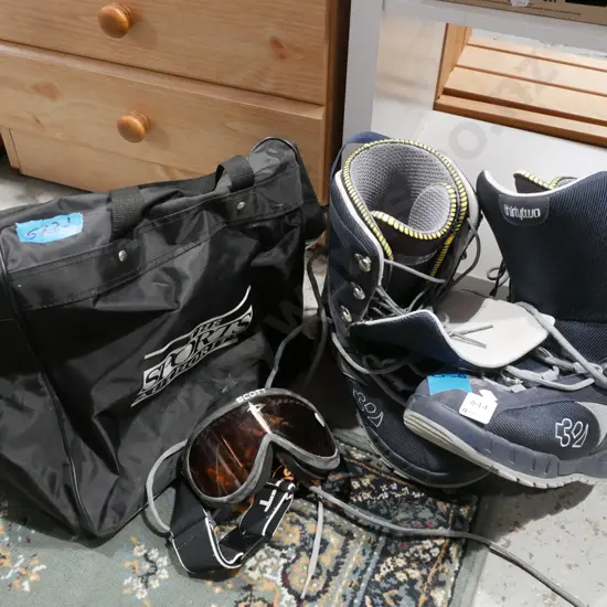 size UK 9 US 10 snowboard boots and bag