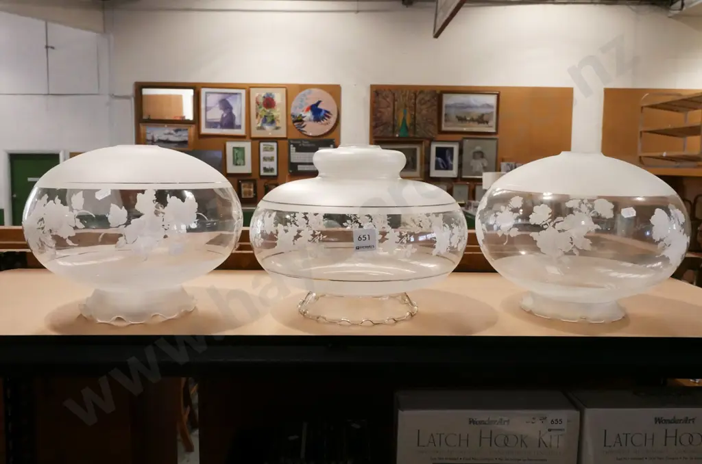 3x white and clear glass light shades Image 1++