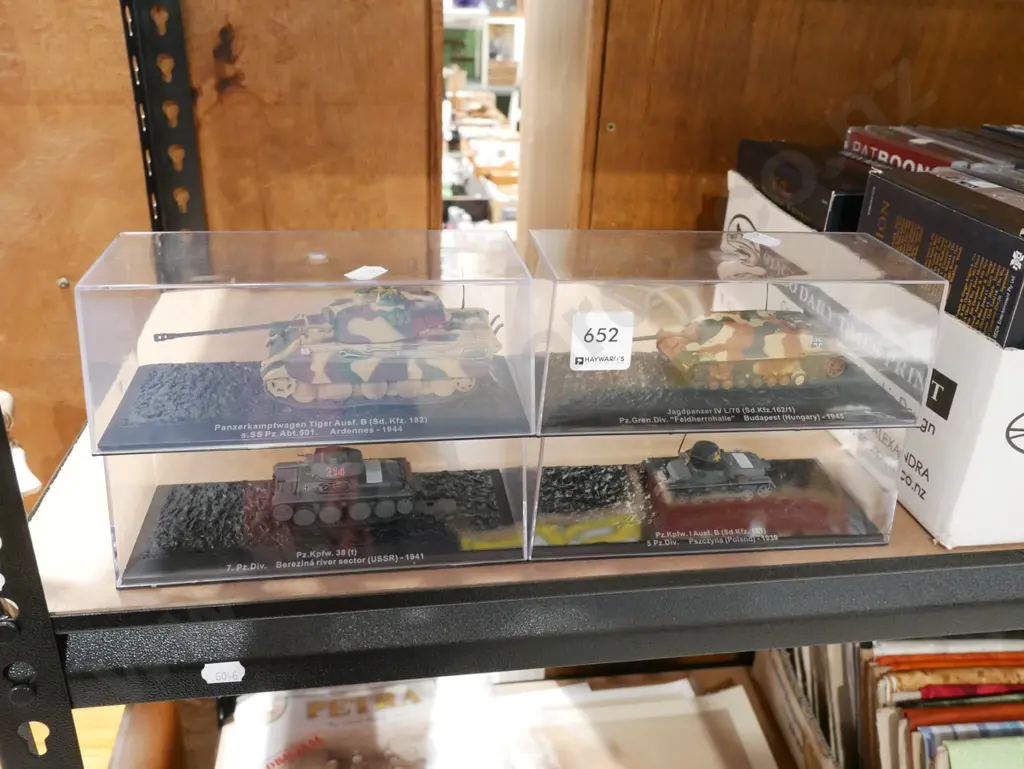 4x model tanks in plastic cases Image 1++