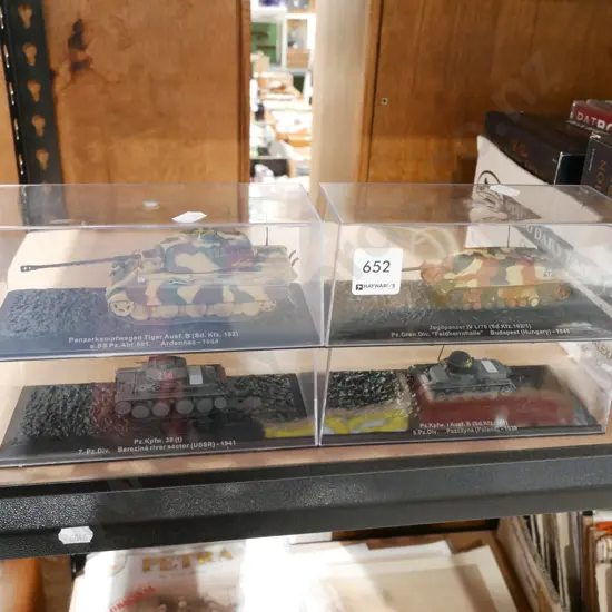 4x model tanks in plastic cases